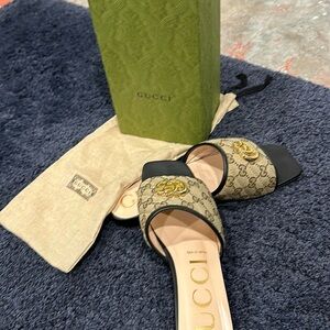 Gucci slides only worn a couple of times in excellent condition